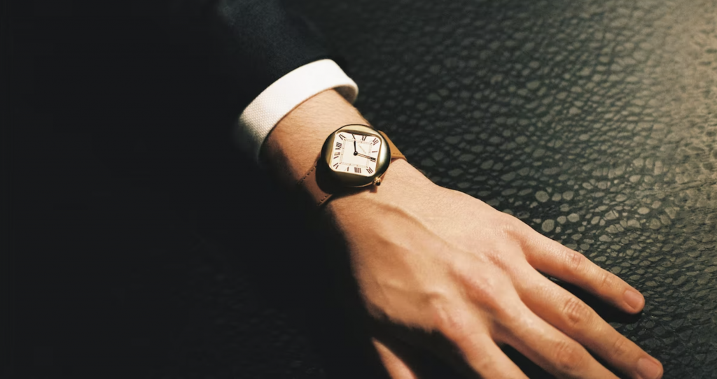 La réédition d'une montre classique presque oubliée : la nouvelle Pebble plaquée or de Cartier