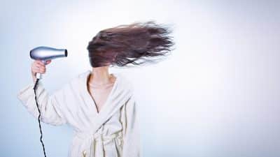 Cheveux : les experts cassent les faux mythes sur les soins capillaires !