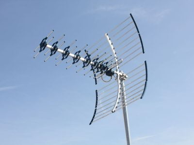 Tout ce qu'il faut savoir sur l'installation d'une antenne TV terrestre extérieure : vite